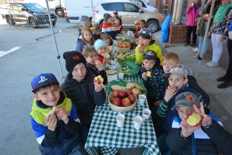 Iskolai zöldség-gyümölcs programot népszerűsítenek a Városi piacon